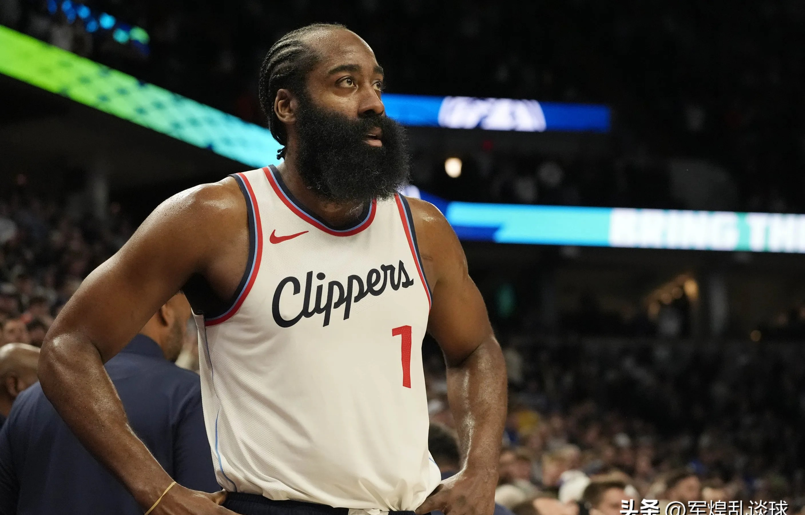 哈登迎来十二赛季出色发挥，阿森纳观众热烈欢呼！爱游戏app官方下载