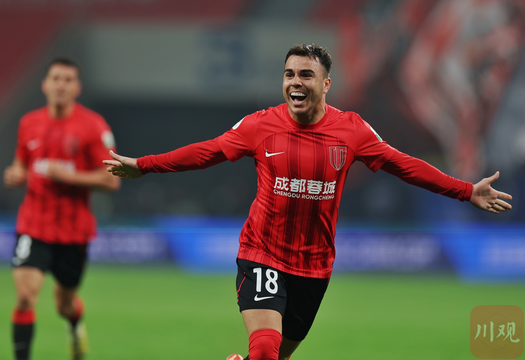成都蓉城训练开放日，冲刺阶段单刀错失引欢呼，欧联在即，赛程密集仍需轮换的简单介绍爱游戏AYX认证平台